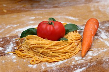taze domates ve havuç ile spaggeti