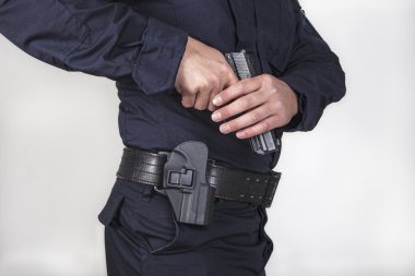 Polis memuru silahlı