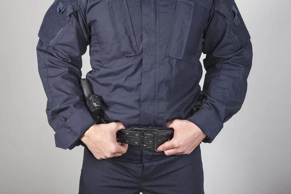 Polizist mit Waffe — Stockfoto