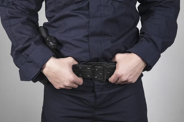 Polizist mit Waffe — Stockfoto