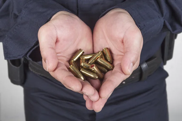 Mãos com balas — Fotografia de Stock
