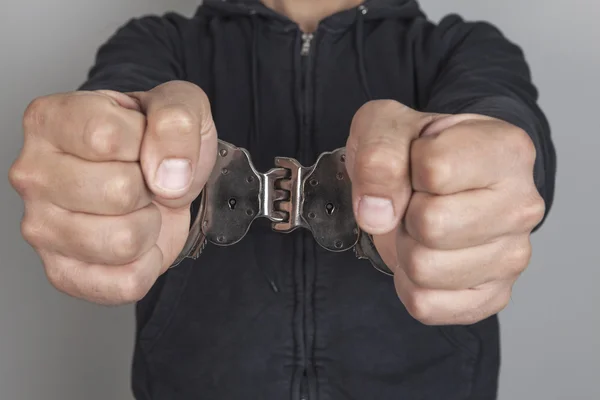 Людина з наручники — стокове фото