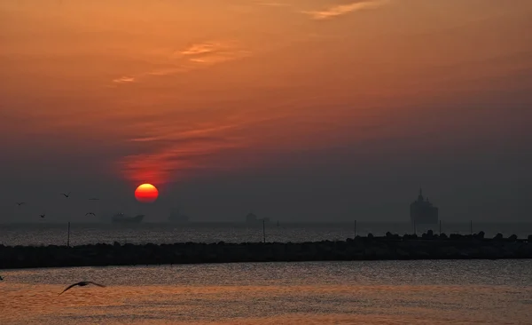 Nascer do sol sobre o mar — Fotografia de Stock