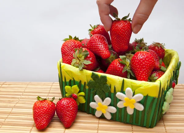 Strawberries in basket — Stockfoto