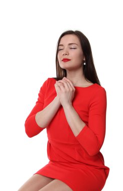 Kırmızı elbiseli güzel Ukraynalı bayan oturuyor.