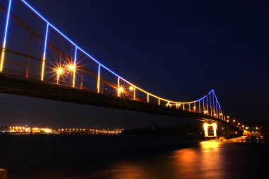 Kyiv şehrinin gece görüşü, yaya köprüsü, 2018 'den sonra Dinyeper nehri.