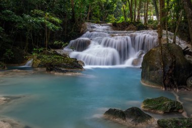 Erawan Şelalesi, Tayland 'daki güzel şelale derin ormanı.