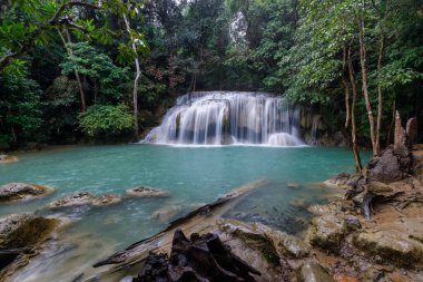 Erawan Şelalesi, Tayland 'daki güzel şelale derin ormanı.