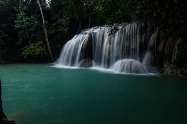 Erawan Şelalesi, Tayland 'daki güzel şelale derin ormanı.