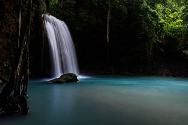 Erawan Şelalesi, Tayland 'daki güzel şelale derin ormanı.