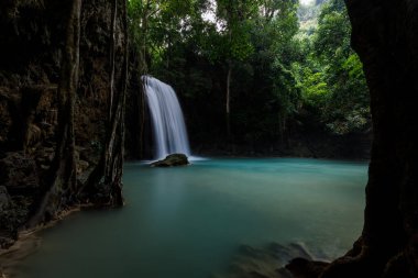 Erawan Şelalesi, Tayland 'daki güzel şelale derin ormanı.