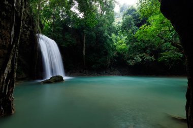 Erawan Şelalesi, Tayland 'daki güzel şelale derin ormanı.