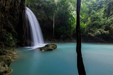 Erawan Şelalesi, Tayland 'daki güzel şelale derin ormanı.