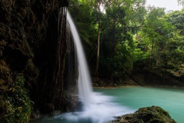 Erawan Şelalesi, Tayland 'daki güzel şelale derin ormanı.
