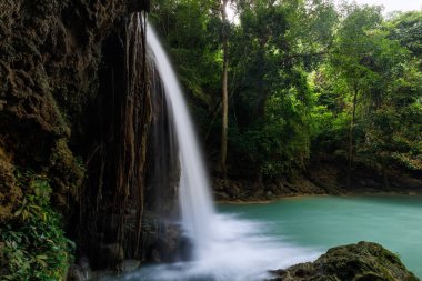 Erawan Şelalesi, Tayland 'daki güzel şelale derin ormanı.