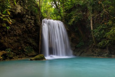 Erawan Şelalesi, Tayland 'daki güzel şelale derin ormanı.