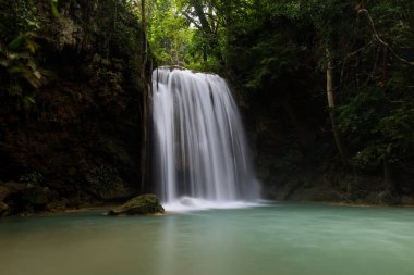Erawan Şelalesi, Tayland 'daki güzel şelale derin ormanı.