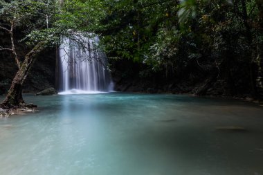 Erawan Şelalesi, Tayland 'daki güzel şelale derin ormanı.
