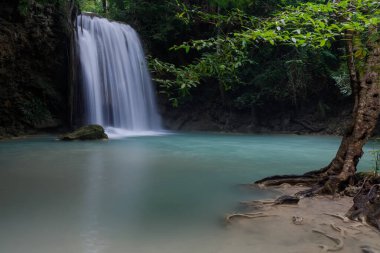 Erawan Şelalesi, Tayland 'daki güzel şelale derin ormanı.