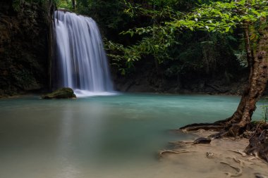 Erawan Şelalesi, Tayland 'daki güzel şelale derin ormanı.