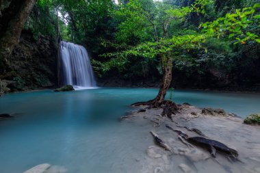 Erawan Şelalesi, Tayland 'daki güzel şelale derin ormanı.