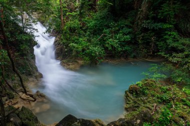 Erawan Şelalesi, Tayland 'daki güzel şelale derin ormanı.