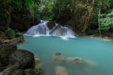 Erawan Şelalesi, Tayland 'daki güzel şelale derin ormanı.