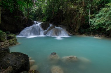 Erawan Şelalesi, Tayland 'daki güzel şelale derin ormanı.