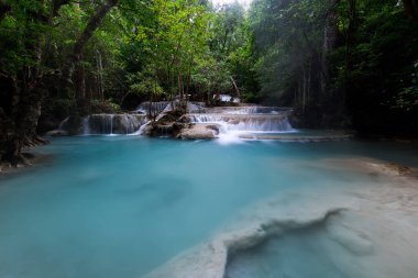 Erawan Şelalesi, Tayland 'daki güzel şelale derin ormanı.