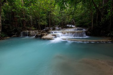 Erawan Şelalesi, Tayland 'daki güzel şelale derin ormanı.