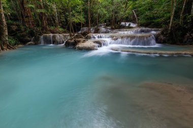 Erawan Şelalesi, Tayland 'daki güzel şelale derin ormanı.