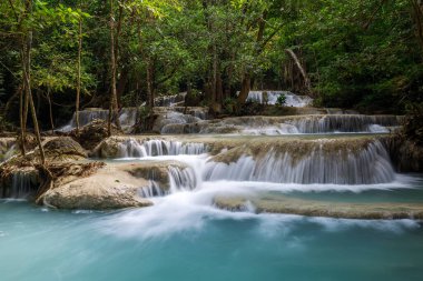 Erawan Şelalesi, Tayland 'daki güzel şelale derin ormanı.