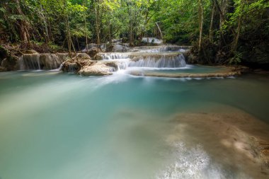 Erawan Şelalesi, Tayland 'daki güzel şelale derin ormanı.