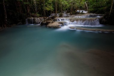 Erawan Şelalesi, Tayland 'daki güzel şelale derin ormanı.