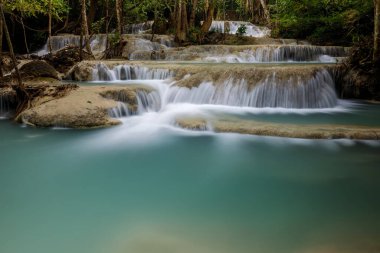 Erawan Şelalesi, Tayland 'daki güzel şelale derin ormanı.