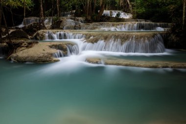 Erawan Şelalesi, Tayland 'daki güzel şelale derin ormanı.