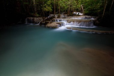 Erawan Şelalesi, Tayland 'daki güzel şelale derin ormanı.