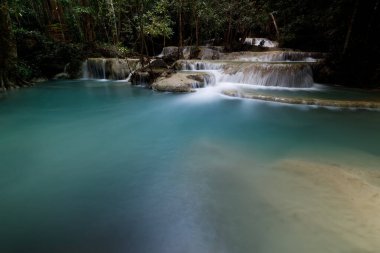 Erawan Şelalesi, Tayland 'daki güzel şelale derin ormanı.