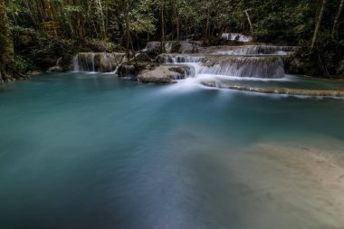 Erawan Şelalesi, Tayland 'daki güzel şelale derin ormanı.