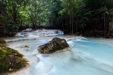 Erawan Şelalesi, Tayland 'daki güzel şelale derin ormanı.