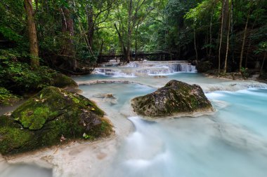 Erawan Şelalesi, Tayland 'daki güzel şelale derin ormanı.