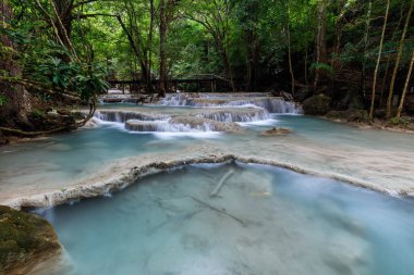 Erawan Şelalesi, Tayland 'daki güzel şelale derin ormanı.