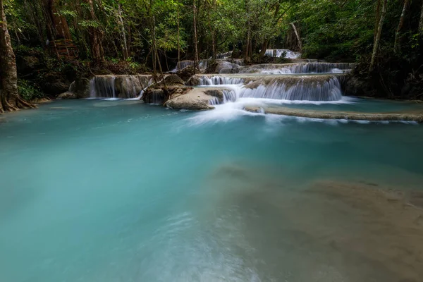 Erawan Şelalesi, Tayland 'daki güzel şelale derin ormanı.