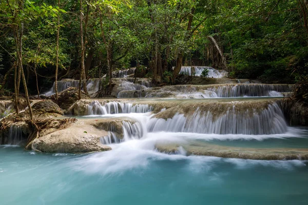 Erawan Şelalesi, Tayland 'daki güzel şelale derin ormanı.