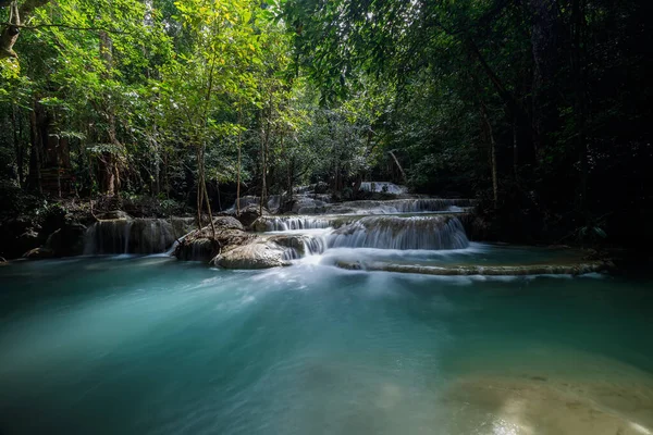 Erawan Şelalesi, Tayland 'daki güzel şelale derin ormanı.