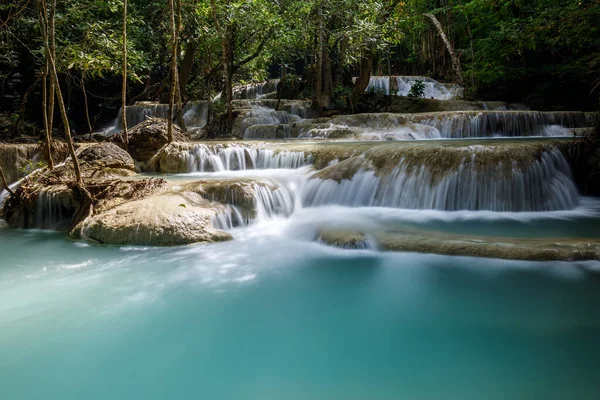 Erawan Şelalesi, Tayland 'daki güzel şelale derin ormanı.