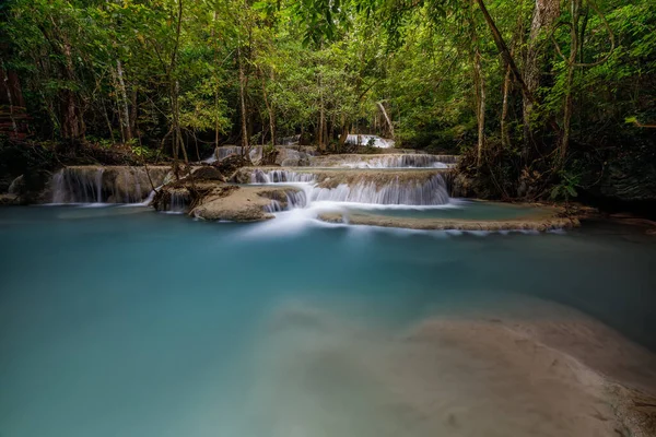 Erawan Şelalesi, Tayland 'daki güzel şelale derin ormanı.
