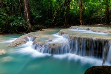 Erawan Şelalesi, Tayland 'daki güzel şelale derin ormanı.
