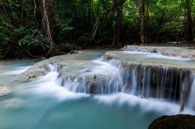 Erawan Şelalesi, Tayland 'daki güzel şelale derin ormanı.