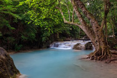 Erawan Şelalesi, Tayland 'daki güzel şelale derin ormanı.